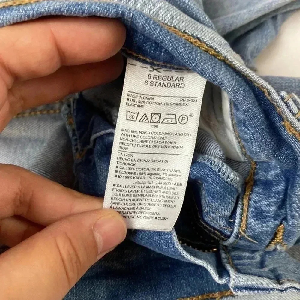 Old navy boyfriend straight distressed jeans - Picture 3 of 8